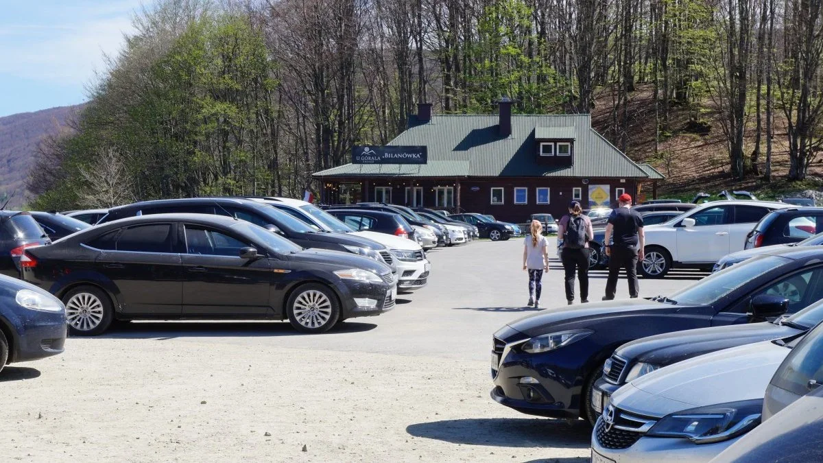 Majówka przyciągnęła tłumy turystów w Bieszczady. Przed parkingami tworzyły się korki [ZDJĘCIA] - Zdjęcie główne