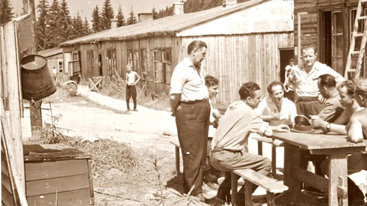 Historia starej fotografii. Kadr z życia przy budowie bieszczadzkiej wąskotorówki - Zdjęcie główne