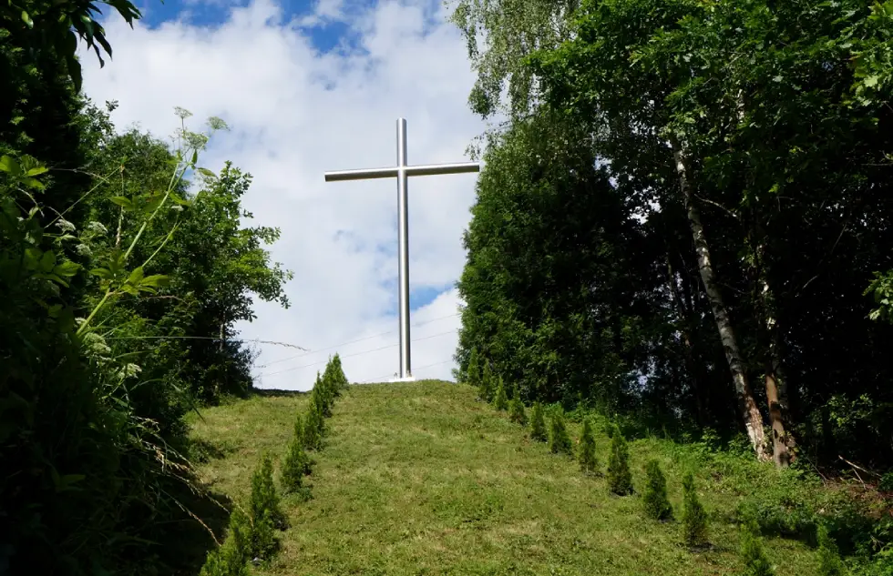 Krzyż znajdujący się ponad grotą