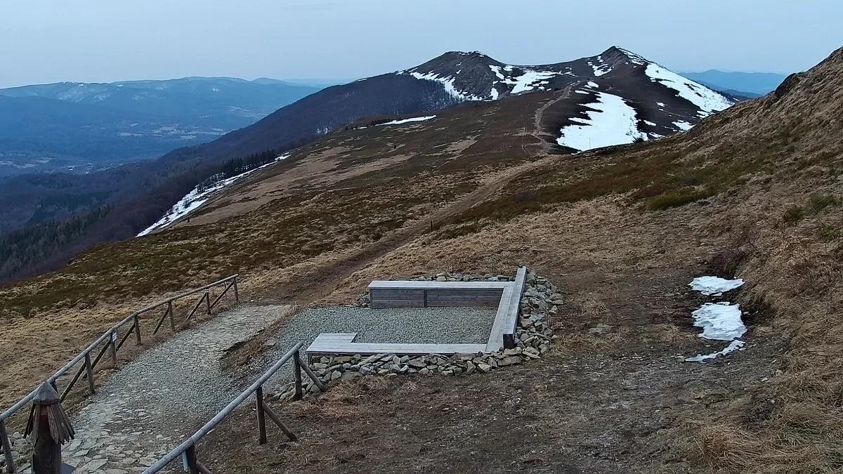 Bieszczady. Coraz mniej śniegu w górach. W wielu miejscach jest ślisko - Zdjęcie główne