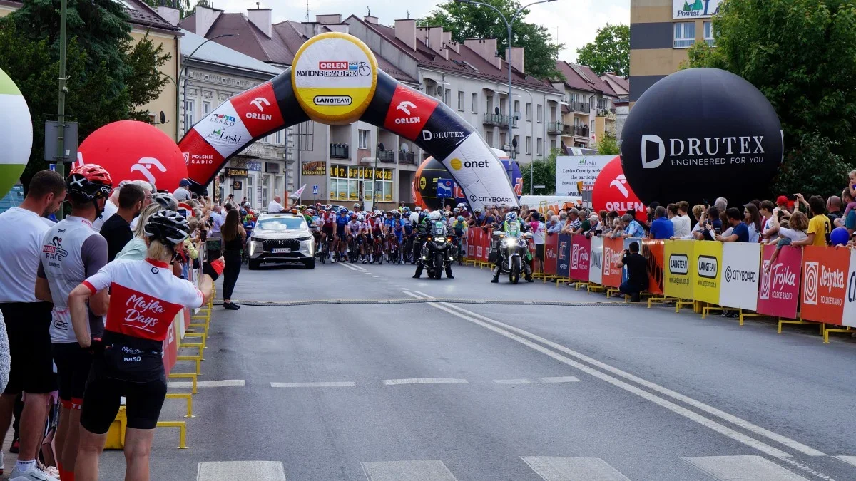 Start Orlen Wyścigu Narodów w Lesku. Bieszczady ponownie na światowej mapie kolarstwa [ZDJĘCIA, WIDEO] - Zdjęcie główne