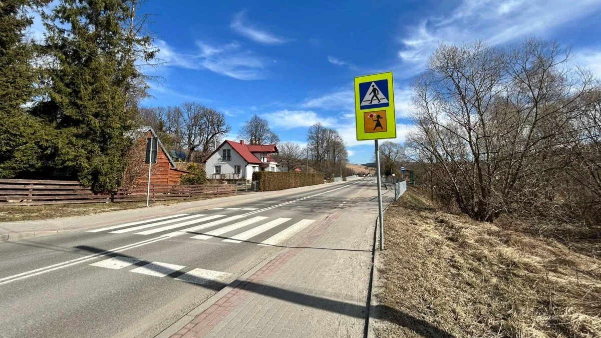 Widoczne przejścia to mniejsze ryzyko. Zmiany na drogach w gminie Komańcza - Zdjęcie główne