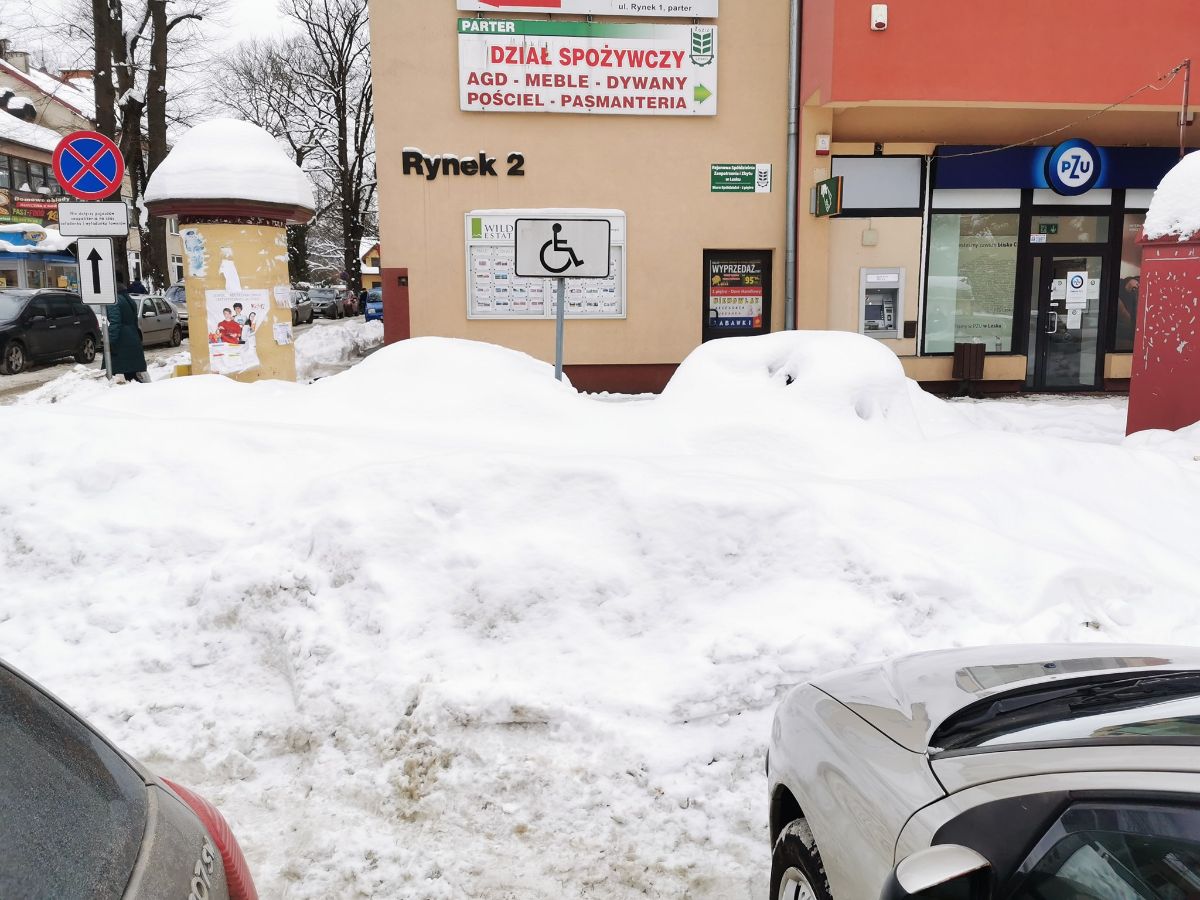 Akcja odśnieżania w Lesku. Bardzo potrzebna, a mocno spóźniona! [ZDJĘCIA] - Zdjęcie główne