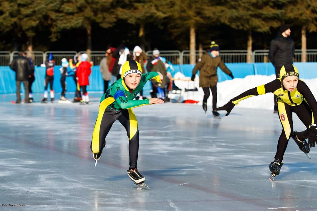 Ogólnopolskie Zawody Dzieci w łyżwiarstwie szybkim w poszukiwaniu następców polskich olimpijczyków. - Zdjęcie główne