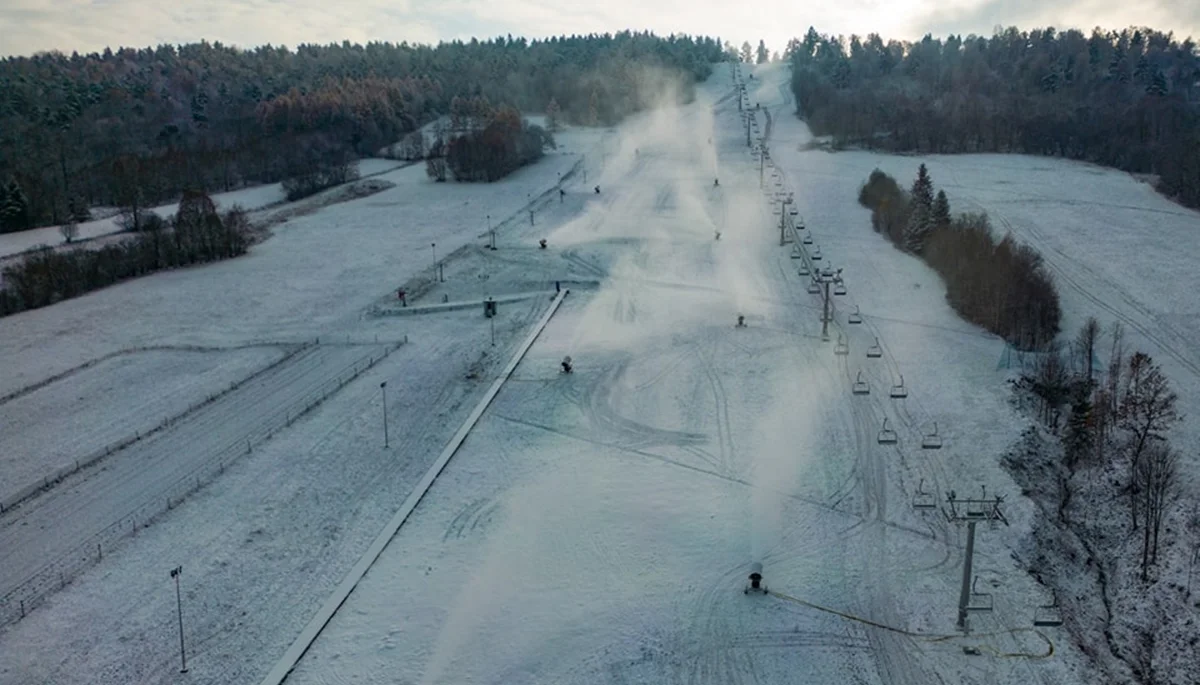 Bieszczad.ski w Wańkowej jako pierwsza stacja narciarska rozpoczęła sztuczne naśnieżanie stoku. Teraz wszystko zależy od pogody - Zdjęcie główne