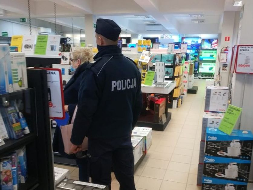 Kontrole policji i inspekcji sanitarnej w sklepach - Zdjęcie główne