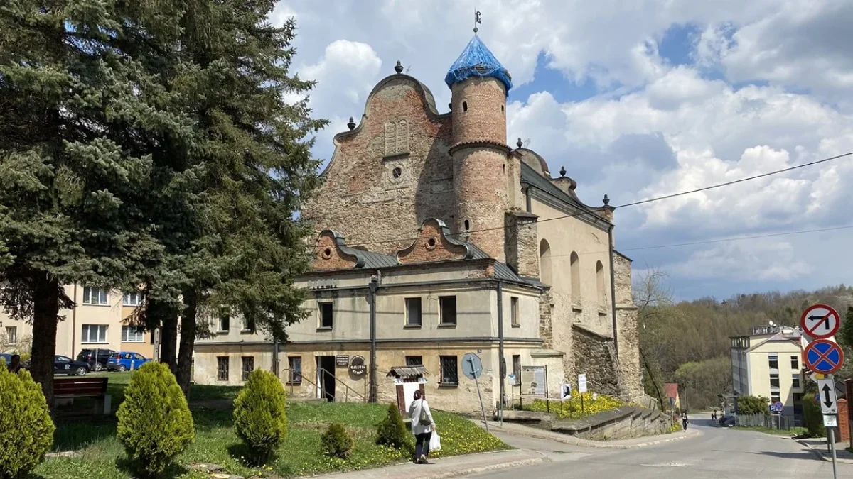 Oficjalne otwarcie Bieszczadzkiej Galerii Sztuki Synagoga w Lesku. Muzycznie wydarzenie uświetni Grzegorz Michalik - Zdjęcie główne