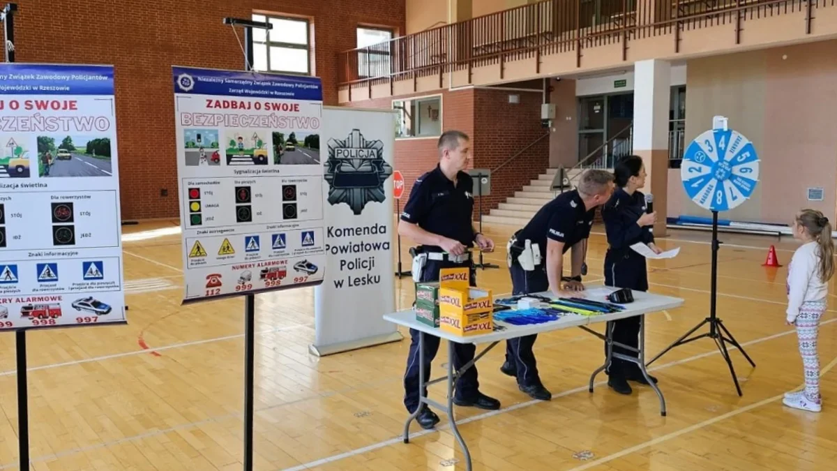 O bezpieczeństwie podczas jazdy na rowerze. Z uczniami ze szkoły w Myczkowie spotkali się policjanci z Leska - Zdjęcie główne