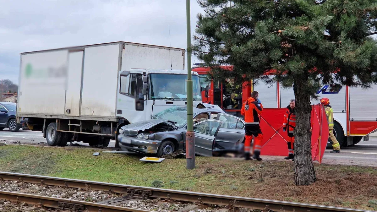 Śmiertelny wypadek. Samochód osobowy zderzył się z ciężarówką [ZDJĘCIA] - Zdjęcie główne