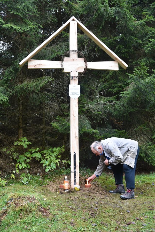 fot. G.Holly / nowy krzyż z wieńcen z drutu kolczastego