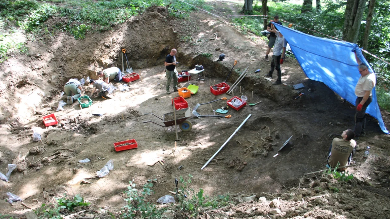 Zakończono kolejny etap prac ekshumacyjnych na Łysym Wierchu. Co odkryto tym razem? - Zdjęcie główne