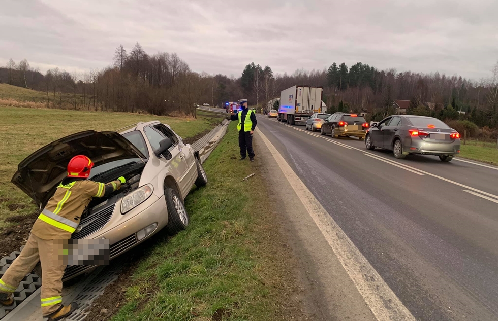 Ślisko na drodze. W Bykowcach auto wpadło do rowu! [FOTO] - Zdjęcie główne