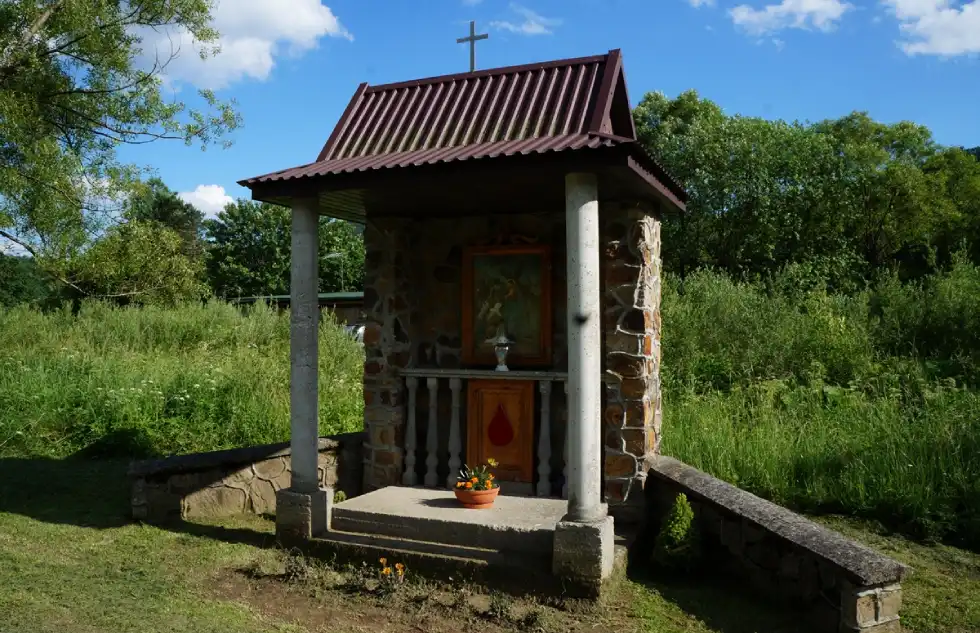 Kapliczka przy drodze do Cudownego Źródełka w Zwierzyniu