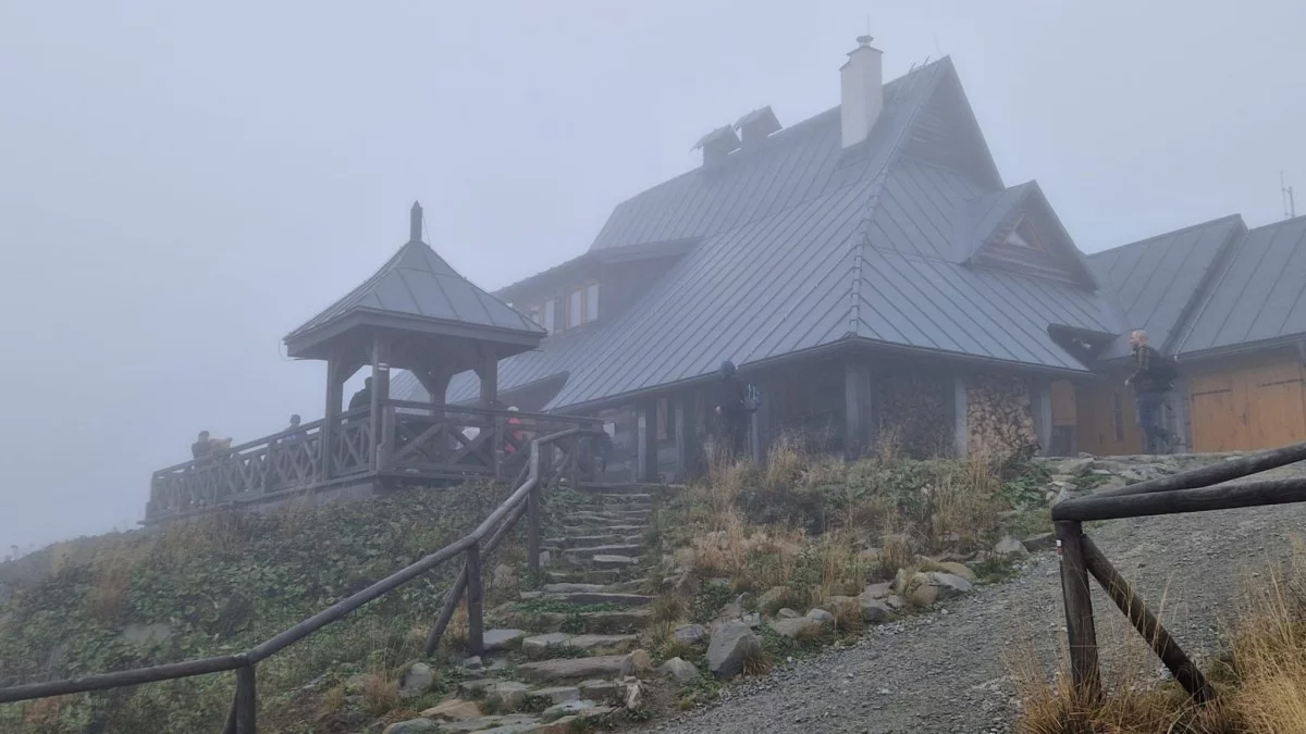 Jesienne Bieszczady w deszczu i mgle. Turyści chętnie wyruszają na szlaki [ZDJĘCIA] - Zdjęcie główne