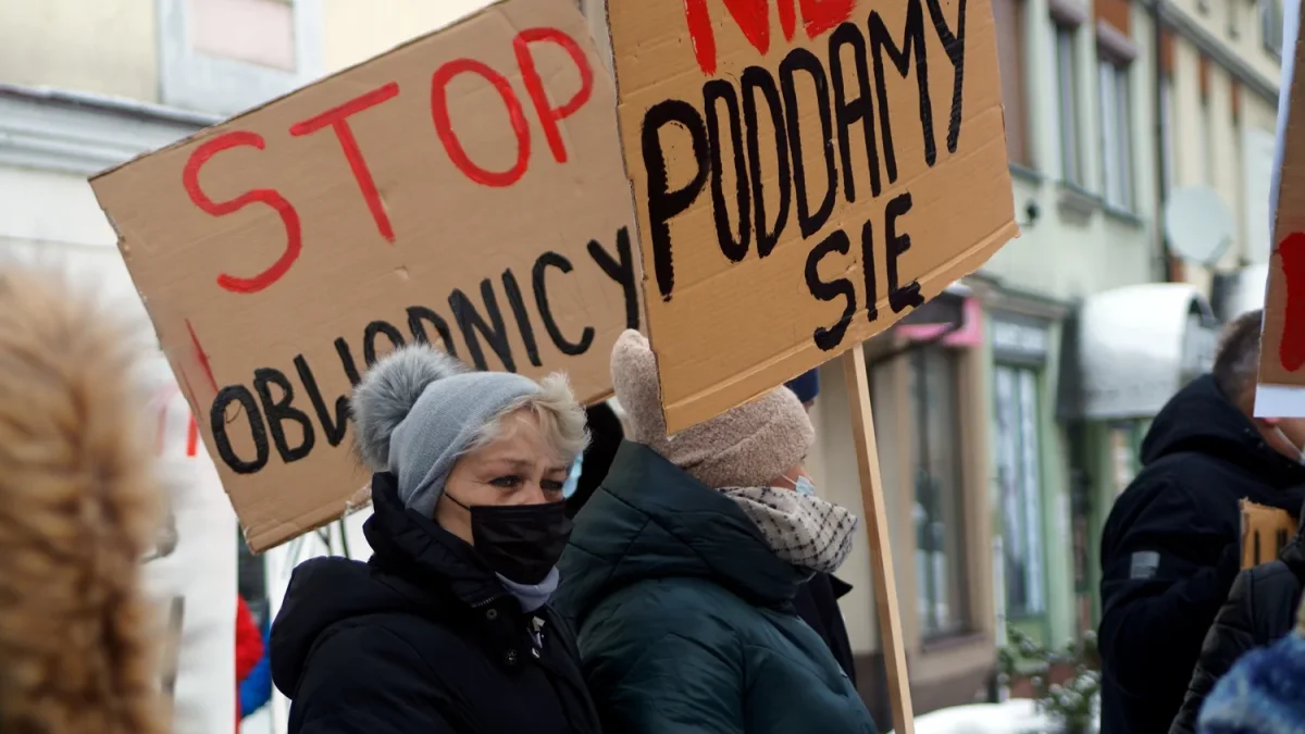 "Mówimy stanowcze NIE południowej obwodnicy miasta". W Lesku odbył się protest mieszkańców [ZDJĘCIA, WIDEO] - Zdjęcie główne