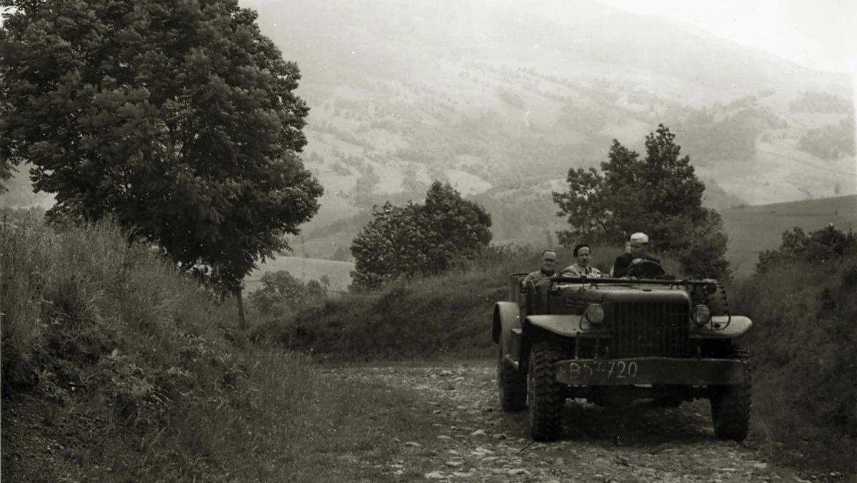 Historia starej fotografii. Wojskowy pojazd terenowy na Przełęczy Wyżnej jadący w stronę Wetliny - Zdjęcie główne