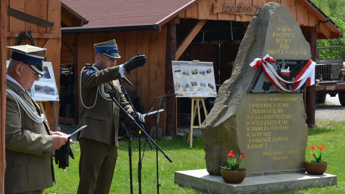 Pamięć o poległych bohaterach spod Monte Cassino. W Cisnej odsłonięto uroczyście obelisk [ZDJĘCIA] - Zdjęcie główne