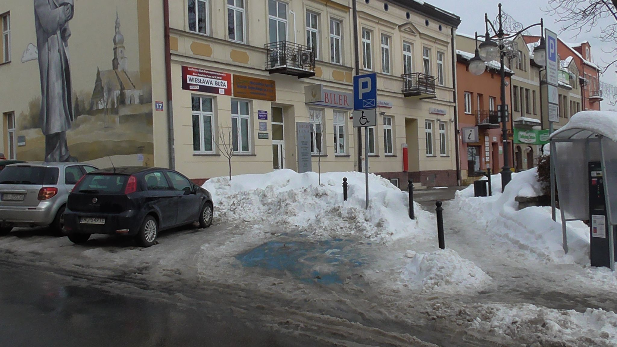 Czy w Ustrzykach  Dolnych  są odśnieżane miejsca parkingowe dla niepełnosprawnych? [ZDJĘCIA] - Zdjęcie główne