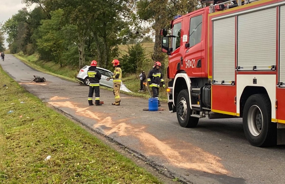 Strachocina: Stracił panowanie nad pojazdem i wjechał w drzewo  - Zdjęcie główne