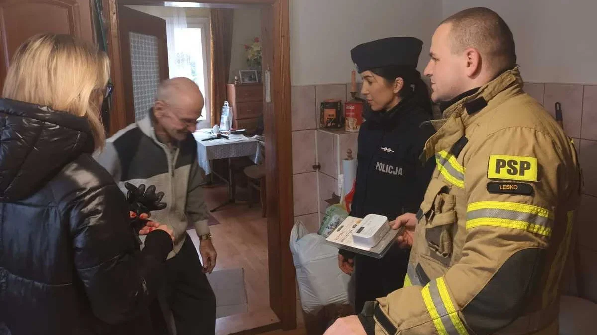 Wspólne działania policjantów i strażaków z Leska. Funkcjonariusze przypominają mieszkańcom o zagrożeniach pożarowych - Zdjęcie główne