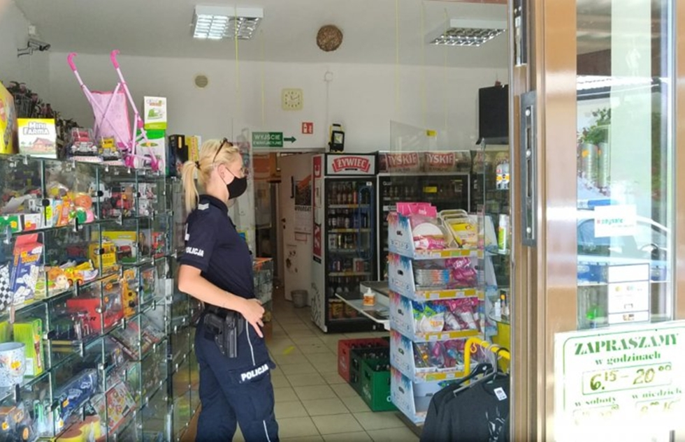 Ustrzyccy policjanci sprawdzają, czy klienci sklepów noszą maski - Zdjęcie główne