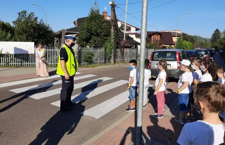 Policjanci z sanockiej "drogówki" uczą dzieci - Zdjęcie główne