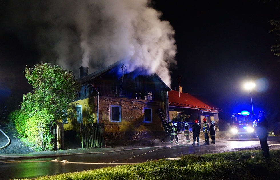 Z OSTATNIEJ CHWILI! Potężny pożar domu w Lesku [FOTO+VIDEO] - Zdjęcie główne