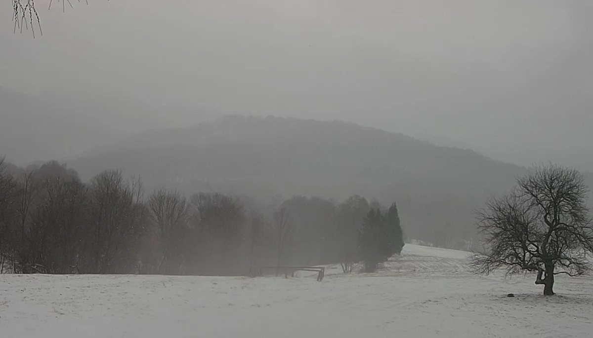 Bieszczady. Wychodząc w góry trzeba być przygotowanym na nagłe załamanie pogody. Warto wziąć ze sobą raczki i kijki - Zdjęcie główne