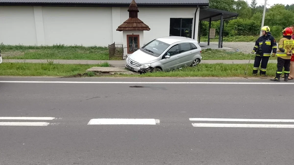 Olszanica. Zjechał z drogi i uderzył w betonowy przepust. Jedna osoba została poszkodowana - Zdjęcie główne