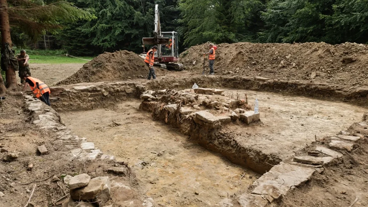 Na terenie dawnej leśniczówki Brenzberg prowadzono prace poszukiwawcze. Próbowano odnaleźć szczątki 74 ofiar zbrodni UPA - Zdjęcie główne