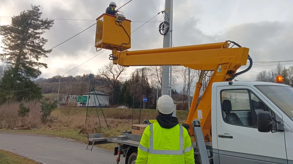 Nowa jakość światła w gminie Komańcza. W wielu miejscowościach trwają ważne prace - Zdjęcie główne