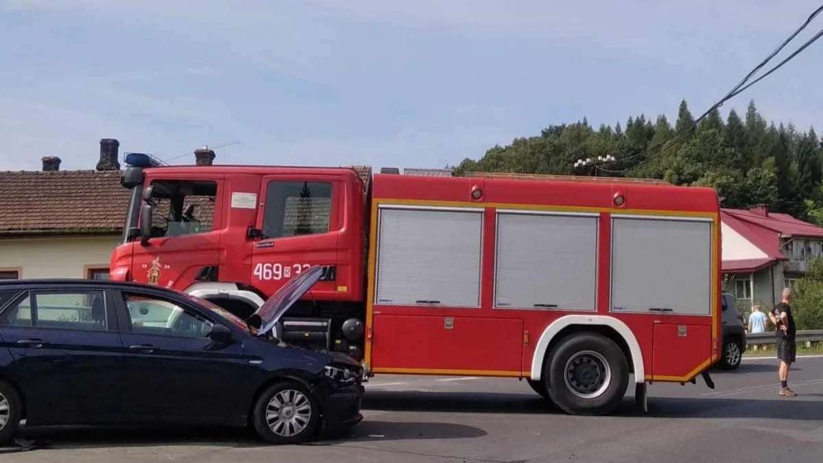 Poważny wypadek w Uhercach Mineralnych. Zderzenie trzech samochodów - Zdjęcie główne