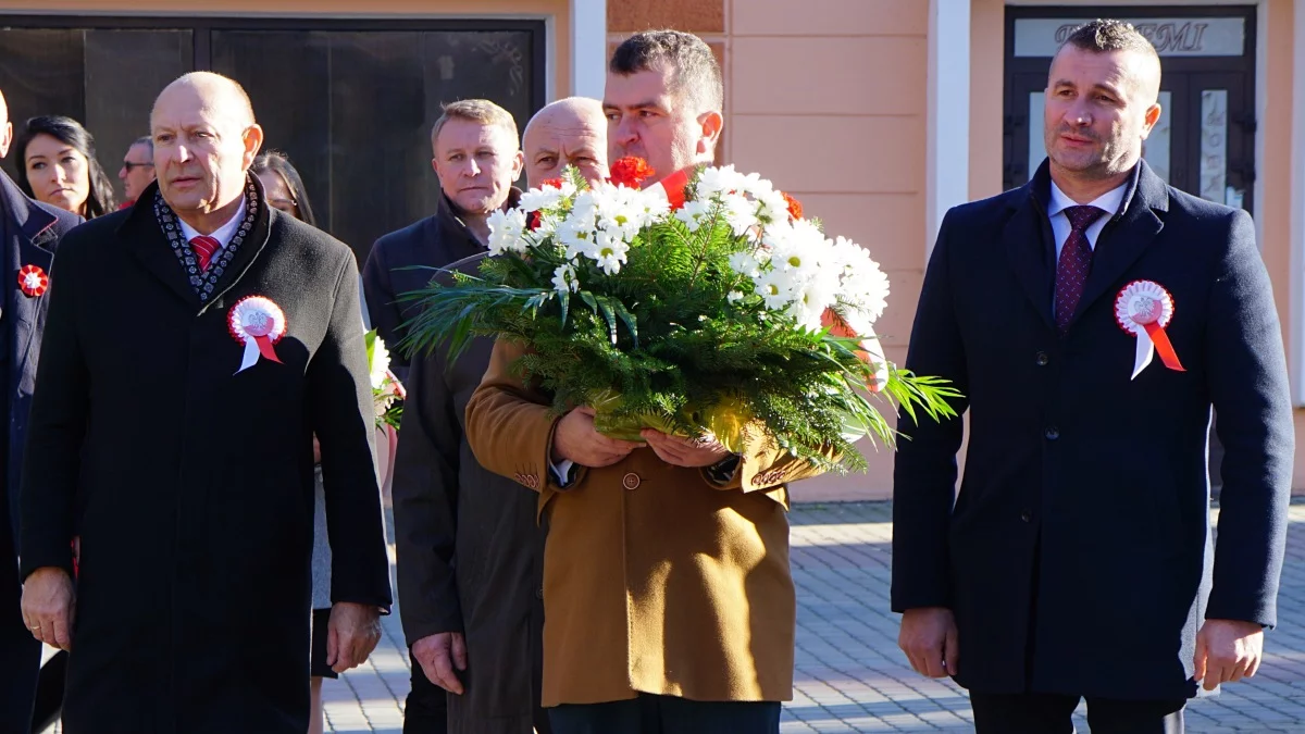 Starostwo Powiatowe wzięło udział w głównych obchodach Święta Niepodległości w Lesku [ZDJĘCIA] - Zdjęcie główne