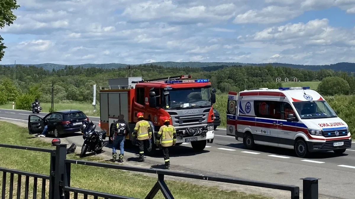 Zdarzenie drogowe z udziałem samochodu osobowego i motocykla w Lesku - Zdjęcie główne