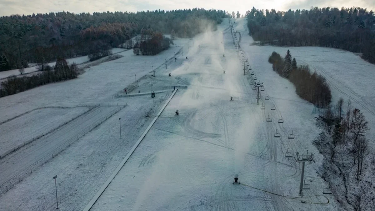 Bieszczad.ski w Wańkowej jako pierwsza stacja narciarska rozpoczęła sztuczne naśnieżanie stoku. Teraz wszystko zależy od pogody - Zdjęcie główne