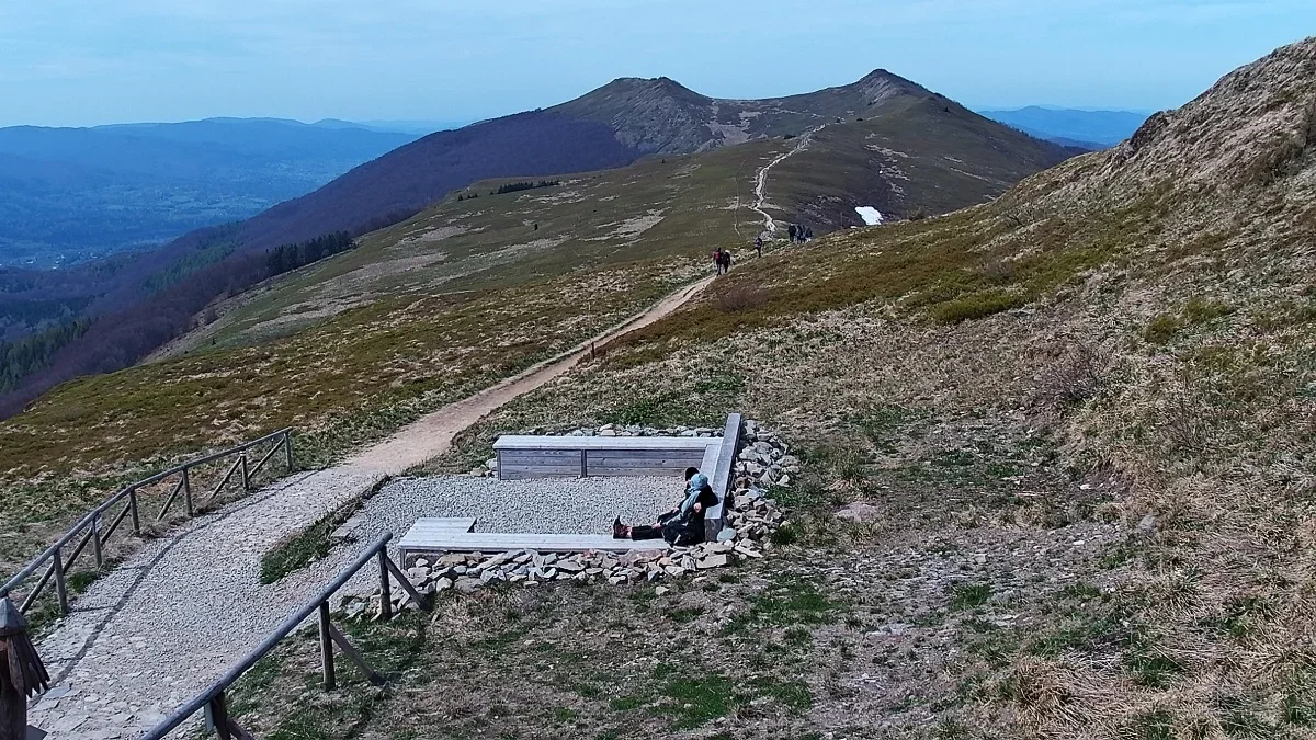 Widok na Bieszczady na żywo z Połoniny Wetlińskiej. Przy schronie turystycznym znajduje się kamera - Zdjęcie główne