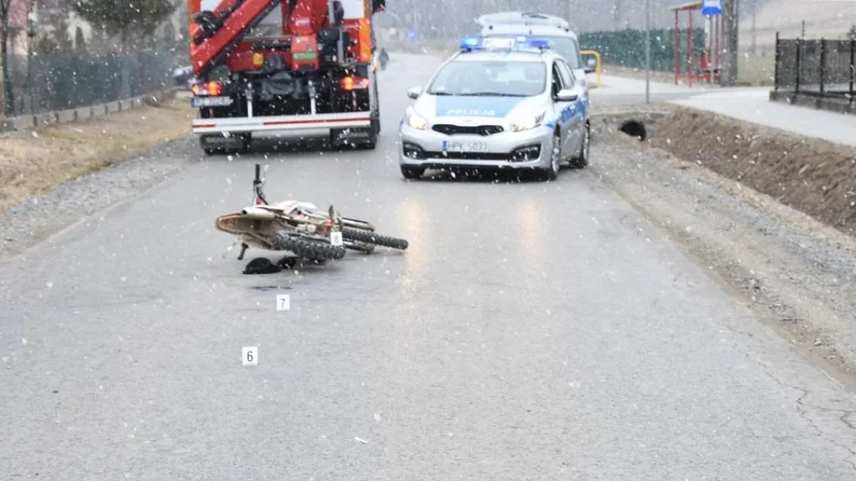 Zderzenie motocykla i samochodu w Wolicy. Kierujący jednośladem z obrażeniami trafił do szpitala - Zdjęcie główne