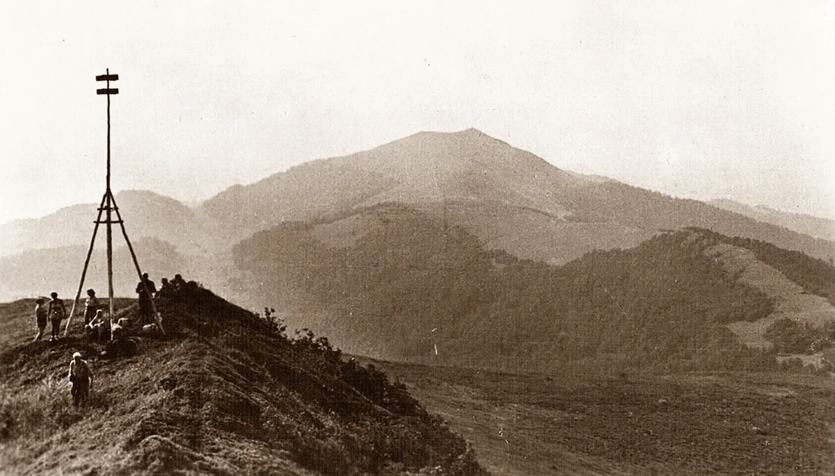 Pionierska turystyka górska w Bieszczadach. W drugiej połowie lat pięćdziesiątych istniał tylko jeden znakowany szlak turystyczny - Zdjęcie główne