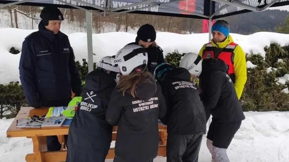 Bezpieczne szusowanie na bieszczadzkich stokach. Policjanci spotkali się z narciarzami na Laworcie - Zdjęcie główne