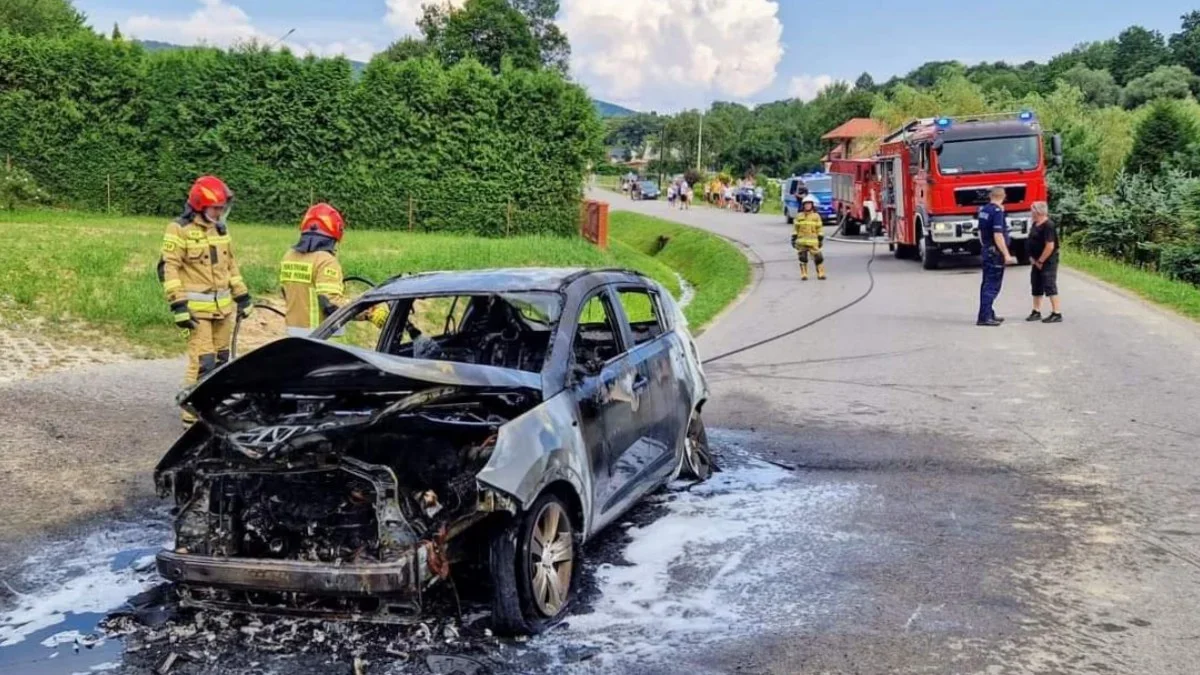 Chwile grozy niedaleko Ustrzyk Dolnych. Samochód zapalił się w czasie jazdy - Zdjęcie główne