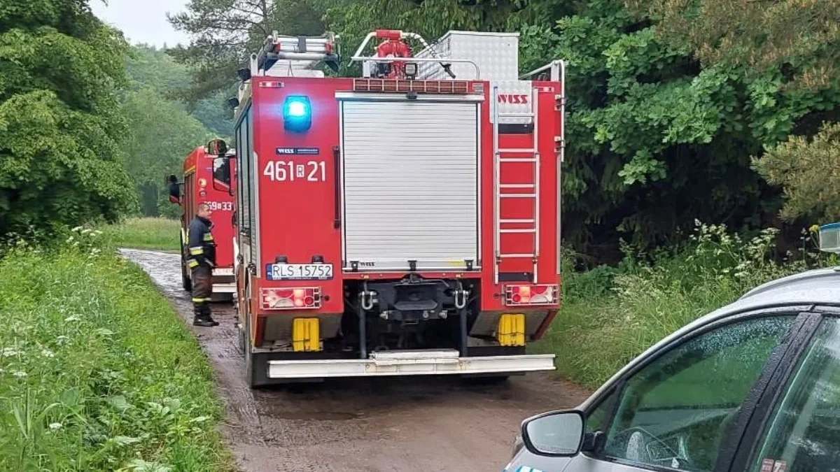 Uherce Mineralne. Strażacy zostali wezwani do siłowego otwarcia domu. Wewnętrz znaleźli martwą osobę - Zdjęcie główne