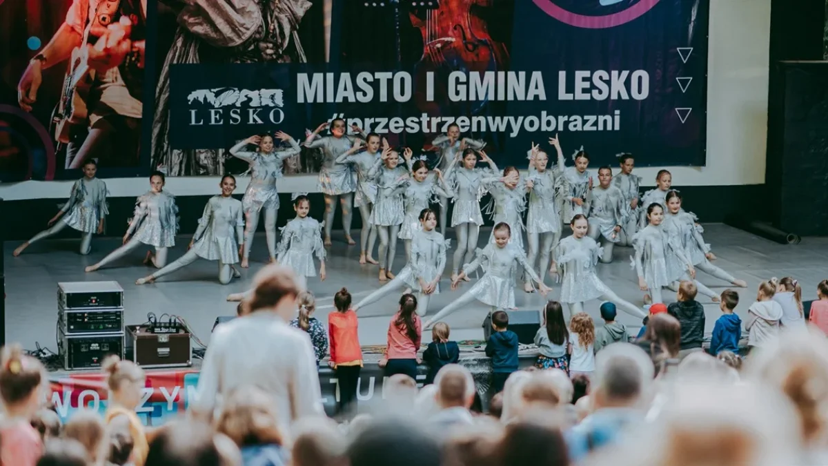 Powitanie lata w Lesku. Na scenie amfiteatru wystąpiły przedszkolaki, zespół BDK oraz Bieszczadzkie Żabki [ZDJĘCIA] - Zdjęcie główne