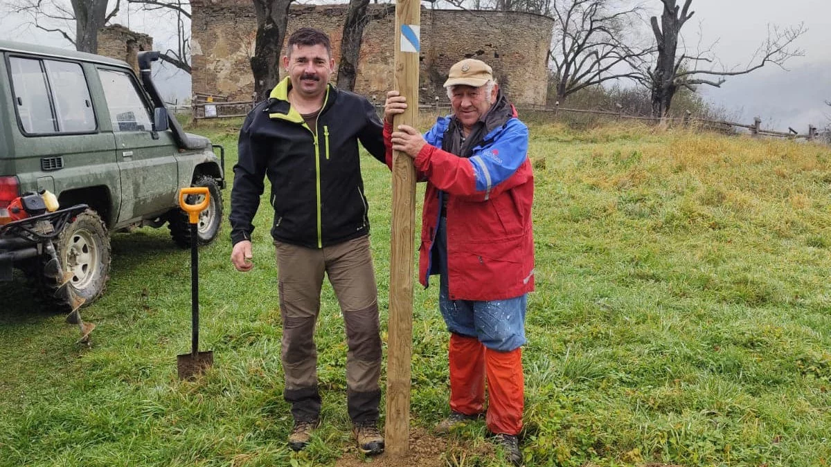 Tyczki są, będą tabliczki… trwa znakowanie ścieżki turystycznej w Bieszczadach - Zdjęcie główne