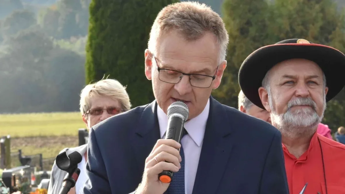 W Uhercach Mineralnych odsłonięto obelisk poświęcony pamięci poległych żołnierzy. „Polacy od początku dowodzili swojego bohaterstwa” - Zdjęcie główne