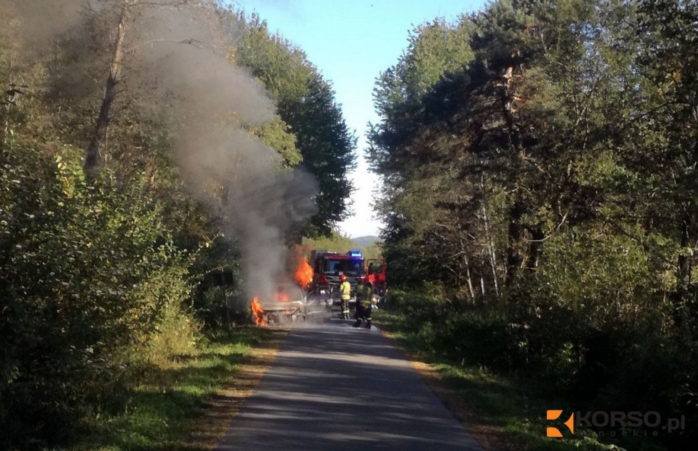Z OSTATNIEJ CHWILI: Pożar samochodu w Bezmiechowej! [FOTO+VIDEO] - Zdjęcie główne