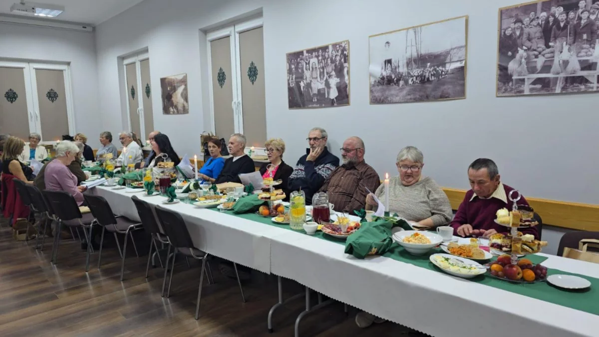 Dzień Seniora w Bóbrce. Była dobra zabawa, wiele rozmów i moc uśmiechów [ZDJĘCIA] - Zdjęcie główne