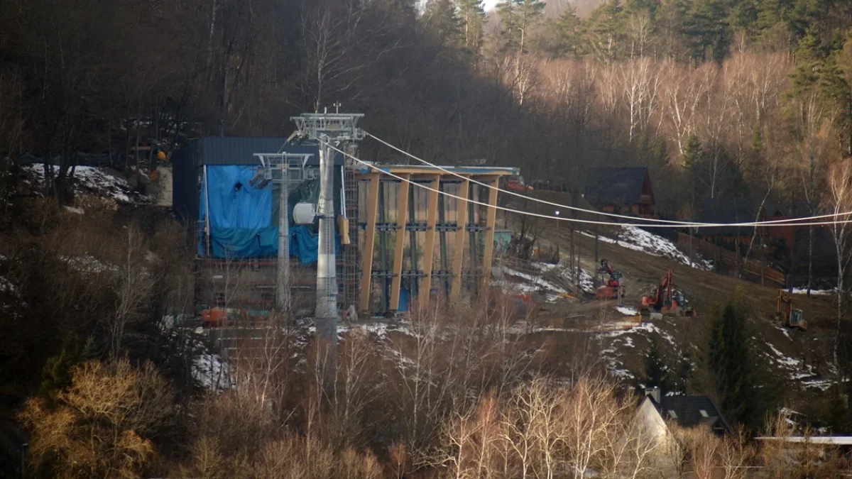 Trwa budowa kolejki gondolowej w Solinie. Inwestycja ma być gotowa już latem [ZDJĘCIA] - Zdjęcie główne