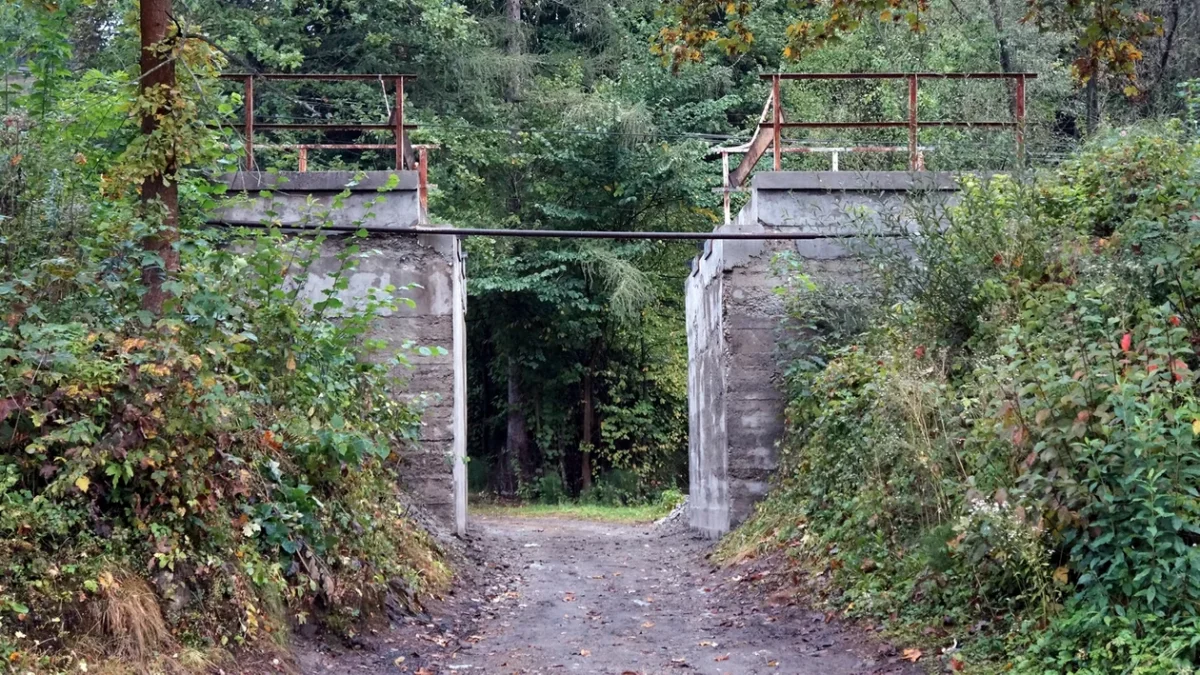 Trwają prace na lini kolejowej nr 108. W Uhercach Mineralnych remontowane są dwa mosty - Zdjęcie główne