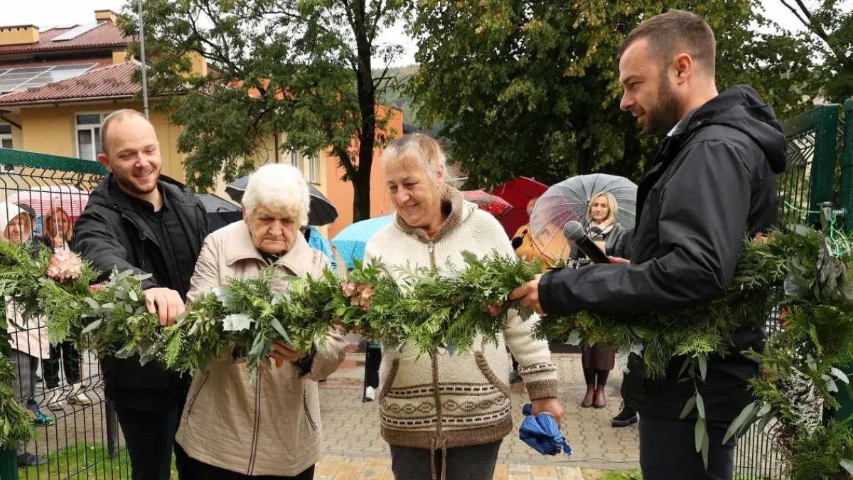 Rozwija zmysły wzroku, węchu czy dotyku. W Ustrzykach Dolnych otwarto uroczyście ogród sensoryczny [ZDJĘCIA] - Zdjęcie główne