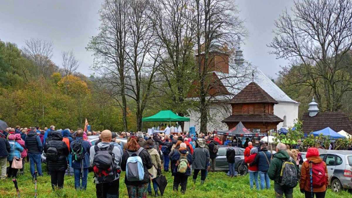 Dwudziesty piąty odpust w Łopience. Pielgrzymi tłumnie przybyli do bieszczadzkiej świątyni [ZDJĘCIA] - Zdjęcie główne